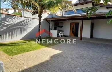 Imagem: A casa possui 2 Dormitórios, 3 Banheiros, 4 Vagas na garagem