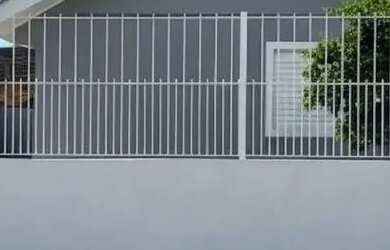 Imagem: A casa possui 3 Dormitórios, 2 Banheiros, 3 Vagas na garagem