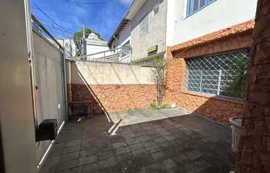 Imagem: A casa possui 5 Dormitórios, 3 Banheiros, 2 Vagas na garagem