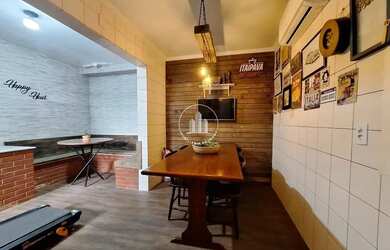 Imagem: A casa possui 4 Dormitórios, 2 Banheiros, 2 Vagas na garagem