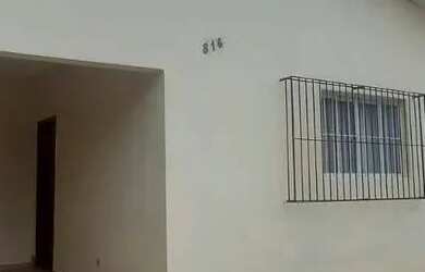 Imagem: A casa possui 3 Dormitórios, 2 Banheiros, 1 Vaga na garagem