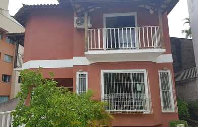 Imagem: A casa possui 3 Dormitórios, 5 Banheiros, 5 Vagas na garagem