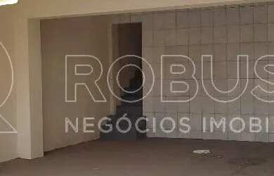 Imagem: A casa possui 3 Dormitórios, 2 Banheiros, 3 Vagas na garagem