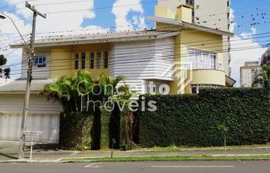 Imagem: A casa possui 4 Dormitórios, 3 Banheiros, 385m² de Área e