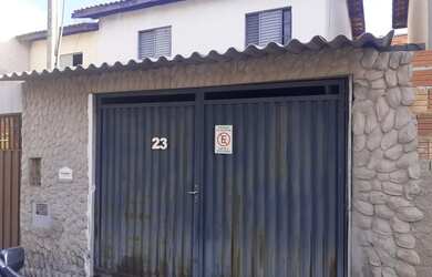 Imagem: A casa possui 2 Dormitórios, 1 Banheiro, 1 Vaga na garagem