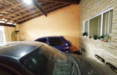 Imagem: A casa possui 3 Dormitórios, 2 Banheiros, 2 Vagas na garagem