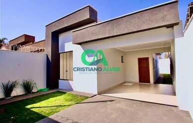 Imagem: A casa possui 3 Dormitórios, 2 Banheiros, 2 Vagas na garagem