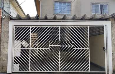 Imagem: A casa possui 3 Dormitórios, 3 Banheiros, 2 Vagas na garagem