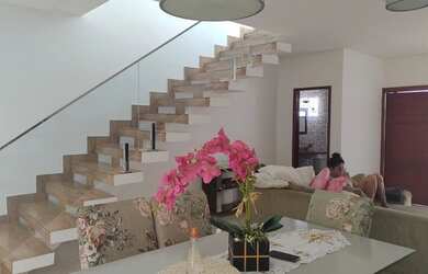 Imagem: A casa possui 3 Dormitórios, 3 Banheiros, 2 Vagas na garagem