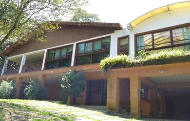 Imagem: A casa possui 4 Dormitórios, 4 Banheiros, 5 Vagas na garagem