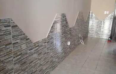 Imagem: A casa possui 3 Dormitórios, 2 Banheiros, 2 Vagas na garagem