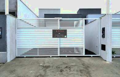 Imagem: A casa possui 2 Dormitórios, 2 Banheiros, 2 Vagas na garagem