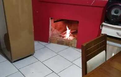 Imagem: A casa possui 2 Dormitórios, 1 Banheiro e está localizado