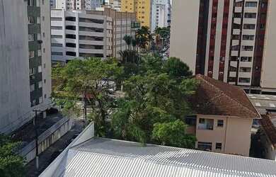 Imagem: O apartamento possui 1 Dormitório, 1 Banheiro, 1 Vaga na garagem