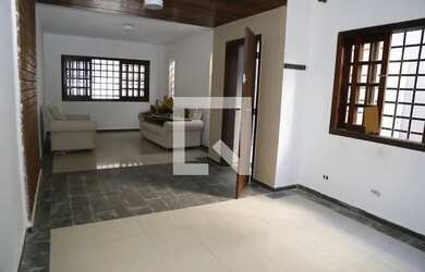 Imagem: A casa possui 5 Dormitórios, 4 Banheiros, 2 Vagas na garagem