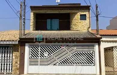 Imagem: A casa possui 4 Dormitórios, 3 Banheiros, 2 Vagas na garagem