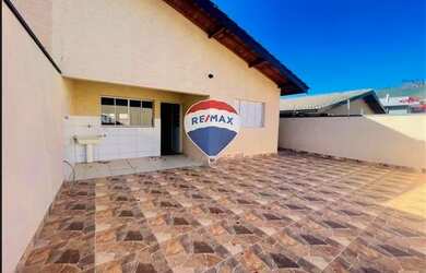 Imagem: A casa possui 2 Dormitórios, 2 Banheiros, 2 Vagas na garagem