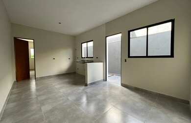 Imagem: A casa possui 2 Dormitórios, 2 Banheiros, 2 Vagas na garagem