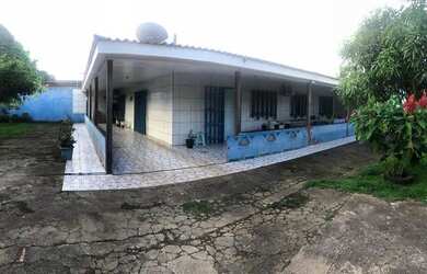 Imagem: A casa possui 4 Dormitórios, 2 Banheiros e 3 Vagas na garagem