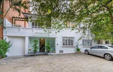 Imagem: A casa possui 5 Dormitórios, 2 Banheiros, 5 Vagas na garagem