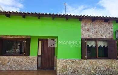 Imagem: A casa possui 3 Dormitórios, 2 Banheiros, 2 Vagas na garagem