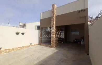 Imagem: A casa possui 2 Dormitórios, 1 Banheiro, 2 Vagas na garagem