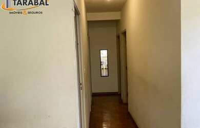 Imagem: A casa possui 3 Dormitórios, 1 Banheiro, 3 Vagas na garagem