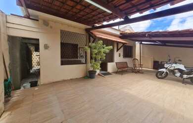 Imagem: A casa possui 4 Dormitórios, 3 Banheiros, 2 Vagas na garagem