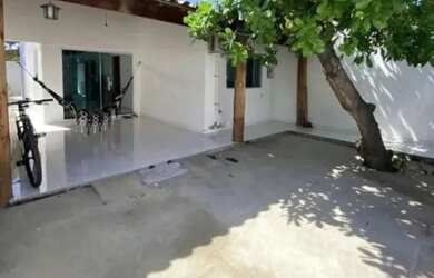 Imagem: A casa possui 2 Dormitórios, 2 Banheiros, 2 Vagas na garagem