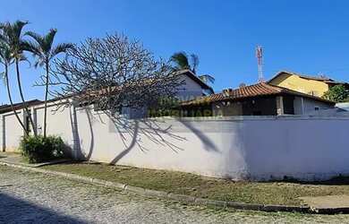 Imagem: A casa possui 3 Dormitórios, 1 Banheiro, 2 Vagas na garagem