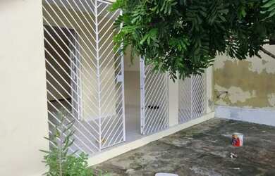 Imagem: A casa possui 3 Dormitórios, 1 Banheiro, 1 Vaga na garagem