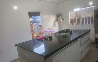 Imagem: A casa possui 3 Dormitórios, 2 Banheiros, 1 Vaga na garagem