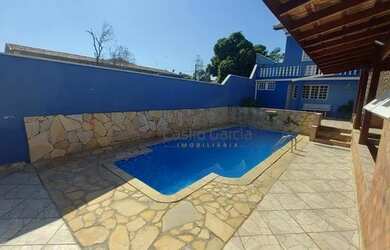 Imagem: A casa possui 3 Dormitórios, 3 Banheiros, 3 Vagas na garagem