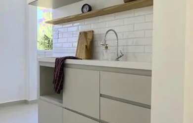 Imagem: O apartamento possui 2 Dormitórios, 1 Banheiro, 1 Vaga na garagem