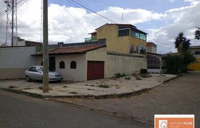 Imagem: A casa possui 2 Dormitórios, 1 Banheiro, 2 Vagas na garagem