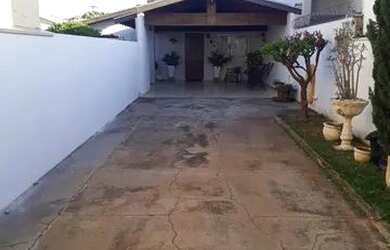 Imagem: A casae possui 4 Dormitórios, 2 Banheiros, 5 Vagas na garagem