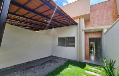 Imagem: A casa possui 2 Dormitórios, 3 Banheiros, 1 Vaga na garagem