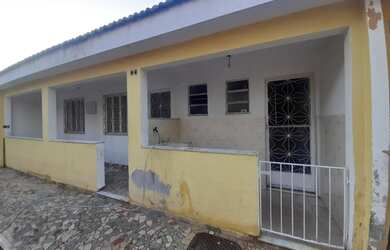 Imagem: A casa possui 1 Dormitório, 1 Banheiro, 1 Vaga na garagem