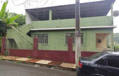 Imagem: A casa possui 5 Dormitórios, 3 Banheiros e 2 Vagas na garagem