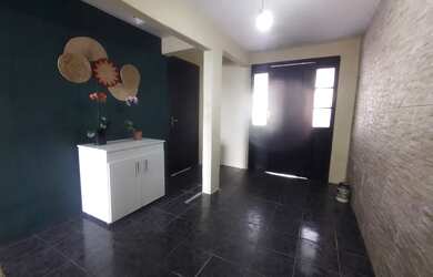 Imagem: A casa possui 2 Dormitórios, 1 Banheiro, 1 Vaga na garagem