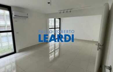 Imagem: O depósito possui 2 Vagas na garagem e 135m² de Área e está