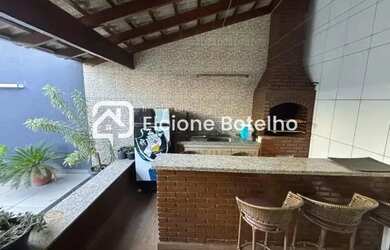 Imagem: A casa possui 3 Dormitórios, 1 Banheiro, 2 Vagas na garagem