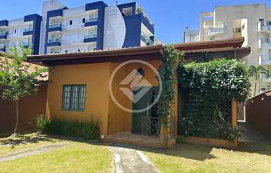 Imagem: A casa possui 2 Dormitórios, 3 Banheiros, 4 Vagas na garagem