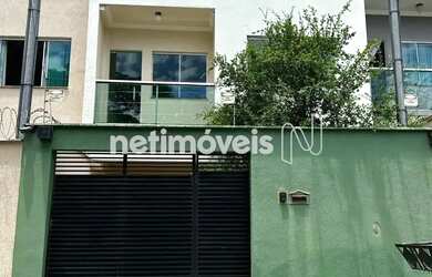 Imagem: A casa possui 4 Dormitórios, 2 Banheiros, 3 Vagas na garagem