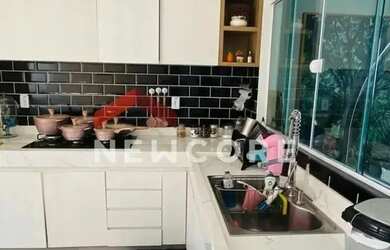 Imagem: A casa possui 3 Dormitórios, 3 Banheiros, 3 Vagas na garagem