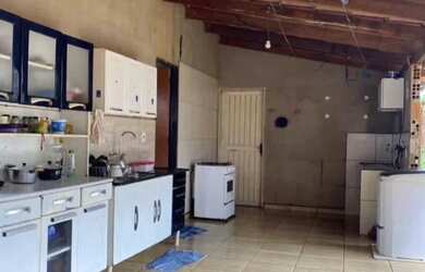 Imagem: A casa possui 2 Dormitórios, 2 Banheiros, 2 Vagas na garagem