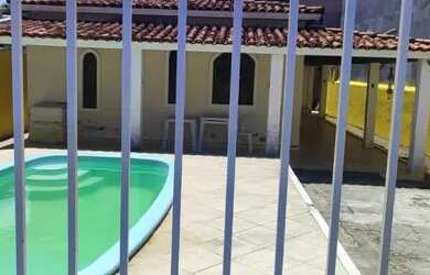 Imagem: A casa possui 3 Dormitórios, 2 Banheiros, 2 Vagas na garagem