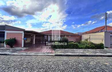 Imagem: A casa possui 3 Dormitórios, 2 Banheiros, 3 Vagas na garagem