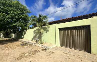 Imagem: A casa possui 3 Dormitórios, 3 Banheiros, 3 Vagas na garagem