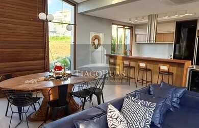 Imagem: A casa em condomínio possui 5 Dormitórios, 5 Banheiros, 4